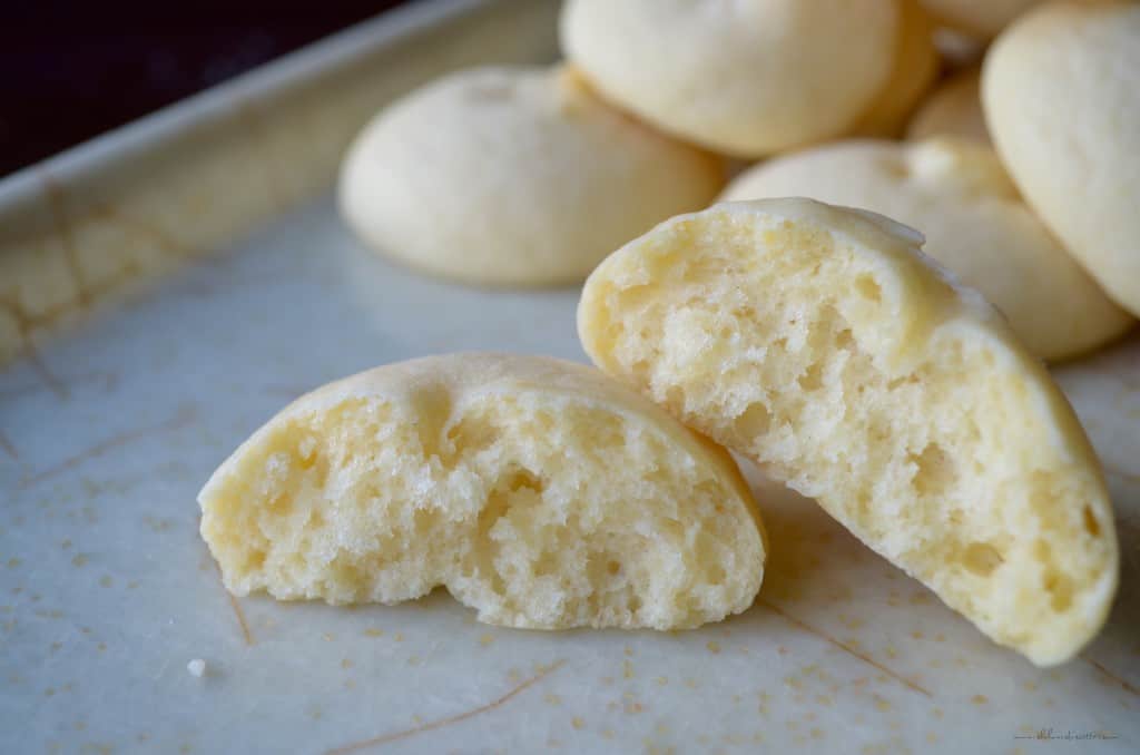 Italian Lemon Knot Cookies: Tarallucci - She Loves Biscotti