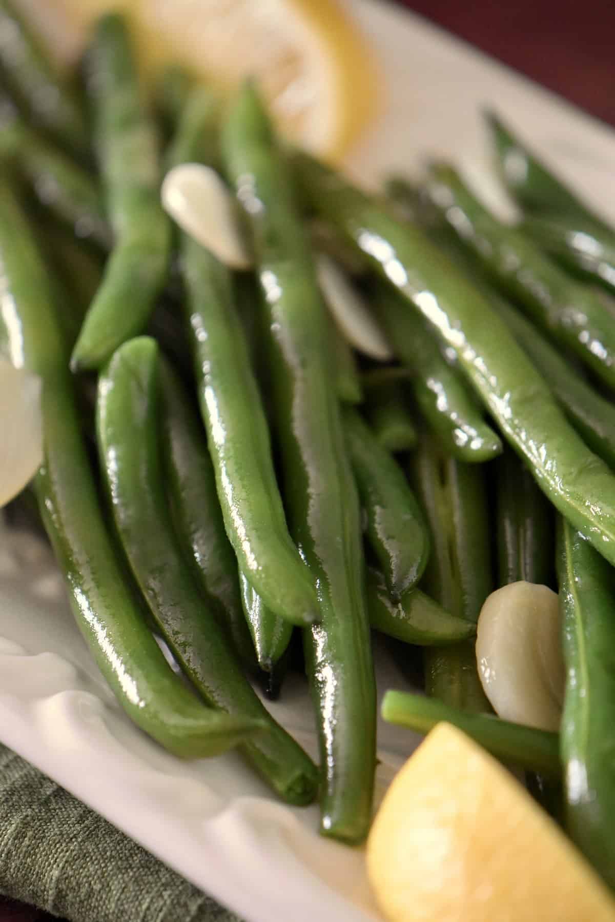 Garlicky Steamed Green Beans Easy Recipe She Loves Biscotti