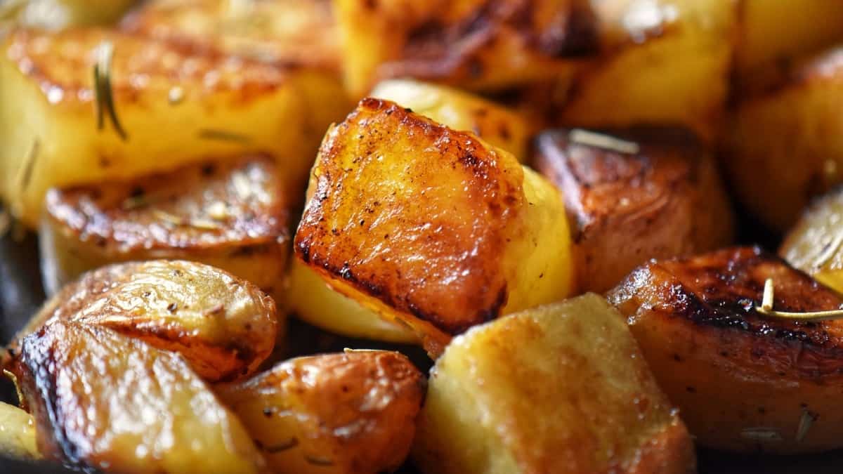 https://www.shelovesbiscotti.com/wp-content/uploads/2023/01/cast-iron-skillet-potatoes-5.jpg