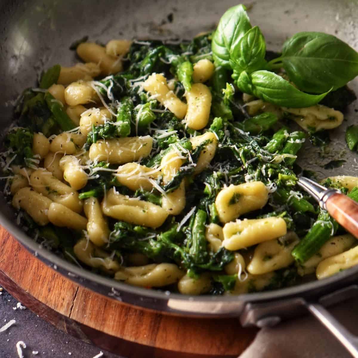 https://www.shelovesbiscotti.com/wp-content/uploads/2023/04/cavatelli-and-broccoli-rabe-6.jpg